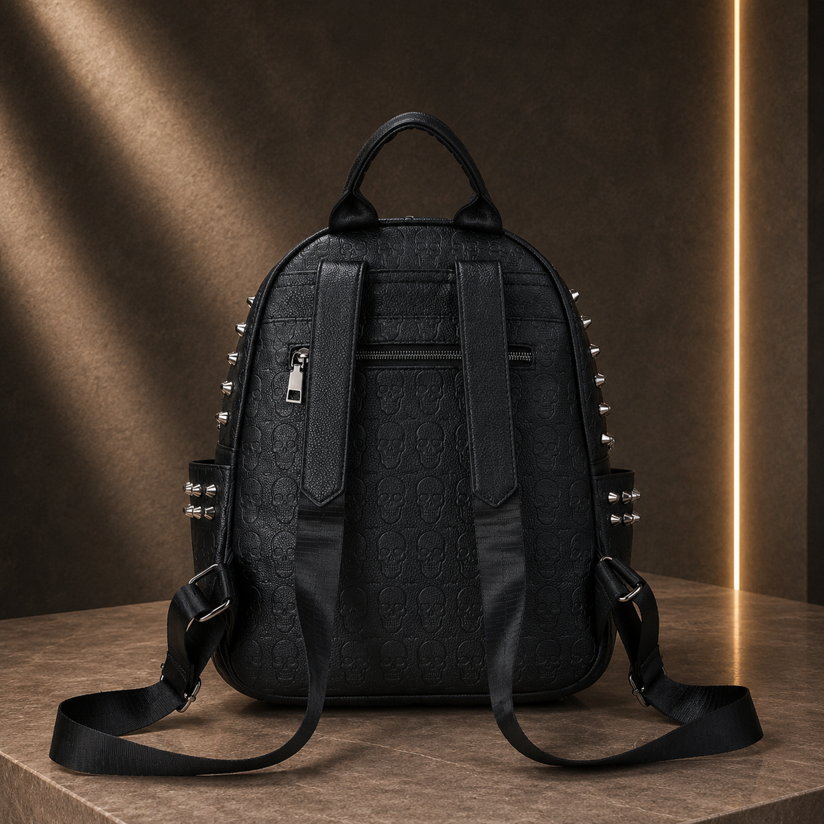 Mochila em Pele Sintética com Rebites